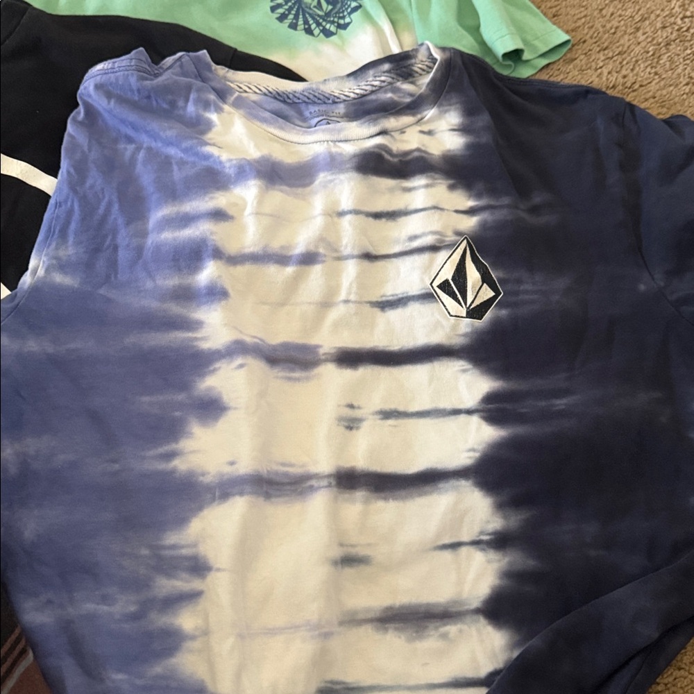 Volcom Youth T’s 8 total. M-L - Picture 4 of 10